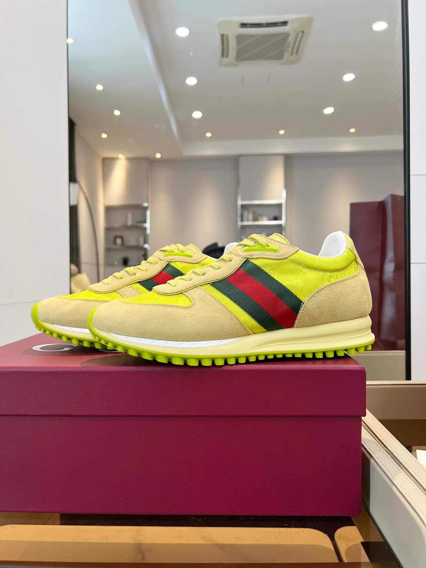 [G Home] P: 660💰 Men's Size: 40-44 (45 custom-made) GUCCI Gucci New Style When classic craftsmanship meets lazy fashion, this pair of Gucci men's casual shoes is the answer to refresh your wardrobe! The shoe body is made of soft calfskin and breathable fabric. Every step is as light as a cloud. The Italian tailoring releases the freedom of your feet, making daily travel a luxurious and comfortable experience. The iconic GG Supreme print on the side of the shoe low-key tells the brand's genes, and the metal horsebit embellishes the tongue, instantly lighting up the minimalist design; the contrasting webbing on the heel adds a smart layer, and the rubber serrated sole combines retro texture with modern anti-slip performance. Whether paired with jeans, a dress or wide-leg trousers, it can be the finishing touch of a look - languid yet sophisticated, effortless yet edgy.